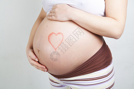 有心脏的孕妇腹部图片