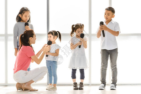 亚洲老师教亚洲孩子唱歌图片