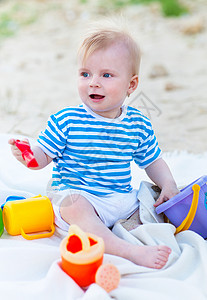 在海滩上玩的小婴儿图片