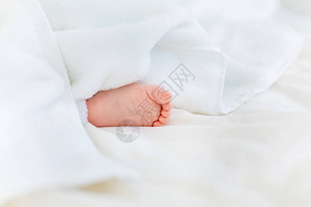 近距离观看在白毯子下睡的可爱小男孩图片