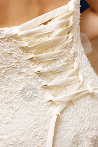 新娘穿白色蕾丝婚纱图片