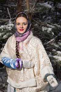 穿着传统衣服的俄罗斯漂亮女孩在冬季前期图片