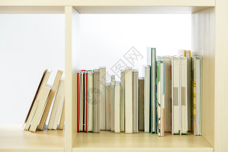 木制书柜里的一排书图片