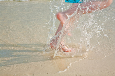 在沙滩上跑步的脚步特写图片