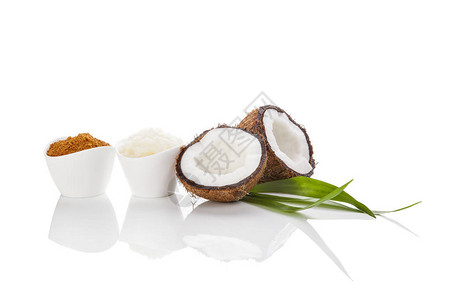 椰子糖和硬油隔离在白色背景图片