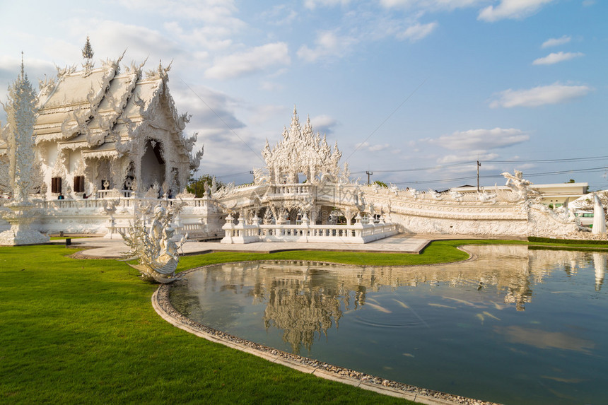 清莱省著名的泰国白庙之一WatRon图片