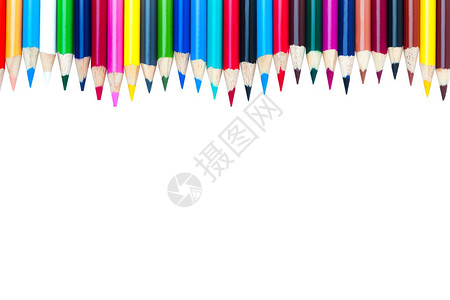多色铅笔蜡与波形安排一致在白色背背景图片