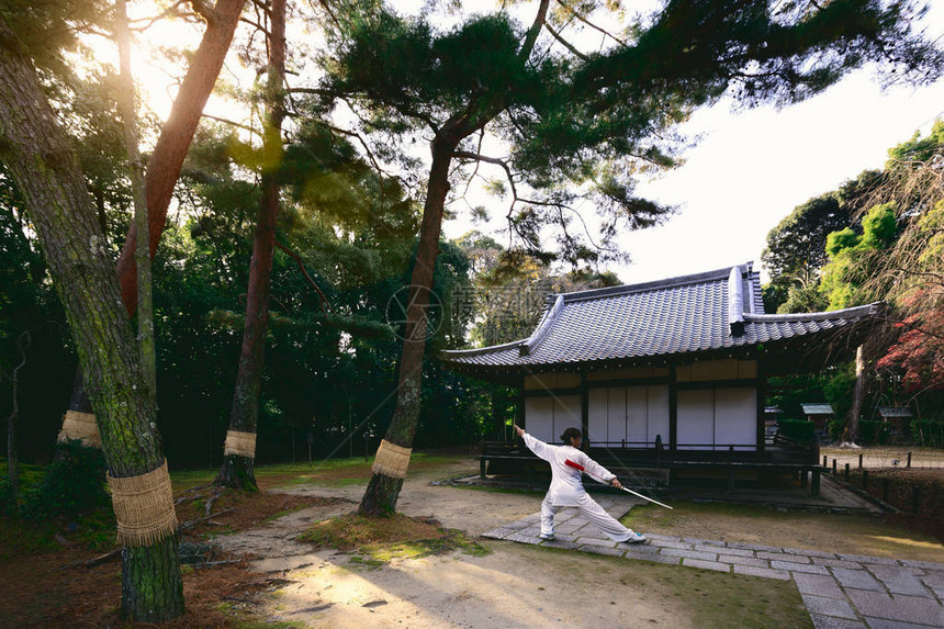 女士在公园里图片