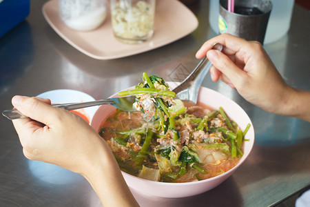 饮食如汤面和海鲜图片