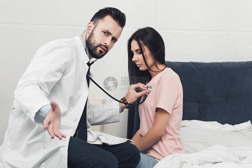 医生倾听女病人呼吸的呼图片
