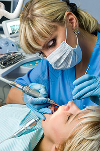 牙科医生和病人钻牙图片