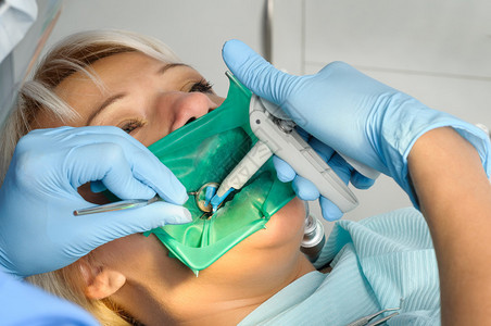 与病人一起工作的牙医检查清洁治疗使用图片