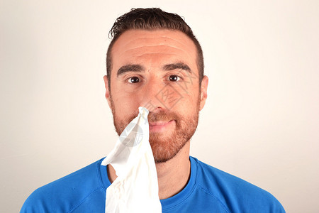 手帕在鼻子里的男人图片
