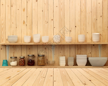木架子上的白色陶瓷厨具图片