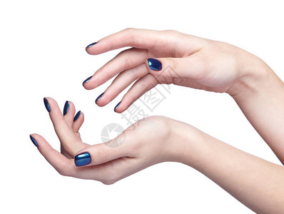 女手指用闪亮的蓝色指甲修指甲图片