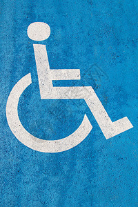 残疾人沥青上的蓝色障碍停车图片