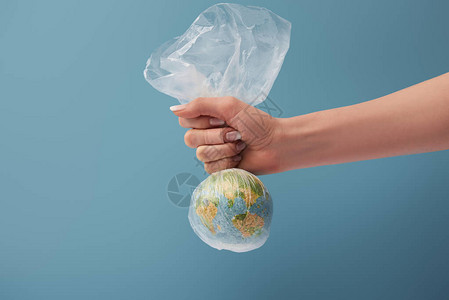 以塑料清洁袋包装着地球的妇女的图片
