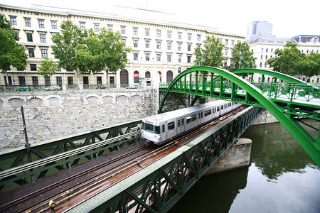 桥上的地铁列车图片