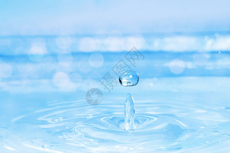 光滑的水滴闭合蓝色和模糊boke图片