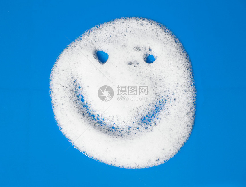 蓝色背景中肥皂泡沫的笑脸图片