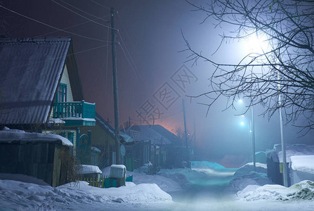 冬季雪下乡村街道的夜景新西伯利亚西伯高清图片