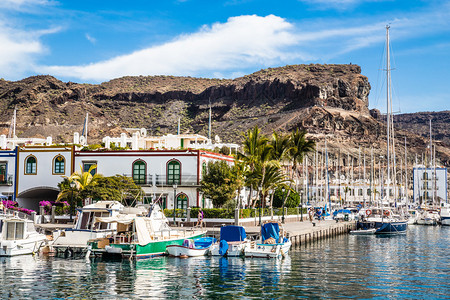 港口和传统色彩缤纷的建筑莫干港大加那利岛加那利背景图片