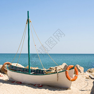 日出时间在海滩上的小船高清图片