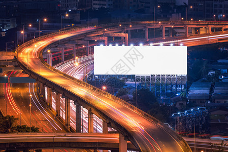 空白广告牌准备在高速公路高速公路现代市中心高速公路夜间城市景观图片