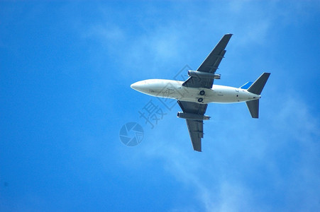 一架飞机在空中起飞图片