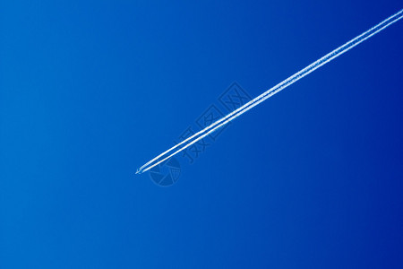 在蓝色天空中飞行机和背景图片