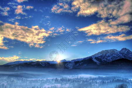 晨光中的冬季景观图片