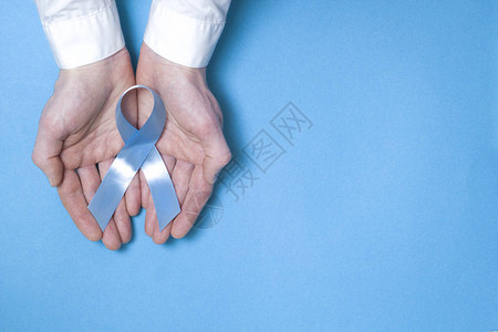 受前列腺癌影响的男象征是浅蓝色丝带背景图片