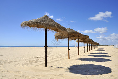葡萄牙蒙特哥尔多海滩的蓝天高清图片
