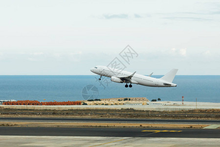 白色喷气式飞机跑道和图片