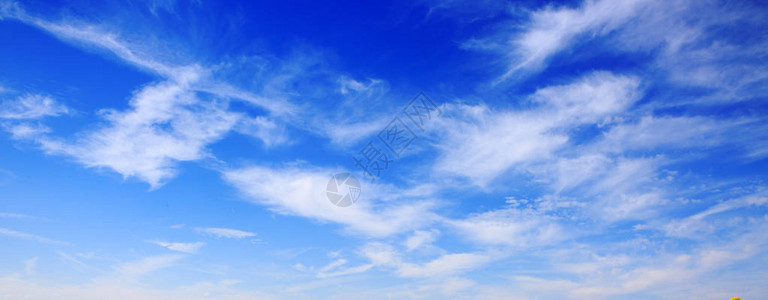 蓝色天空背景云雾微图片