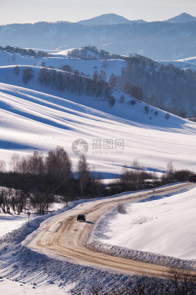 Altai西伯利亚Russi的冬季道路和图片