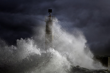在葡萄牙北部的灯塔上大西洋暴风灾难高清图片素材