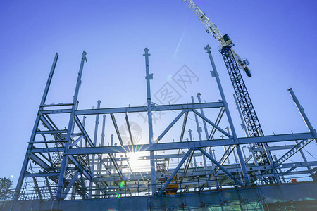 白钢结构框架用于建设新建筑以对图片