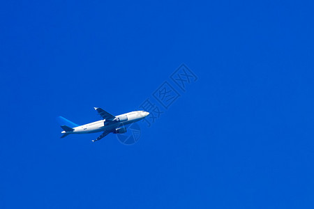 在清楚的蓝天的喷气式飞机图片