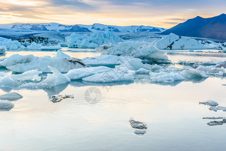 冰岛Jokulsarlon冰川环礁湖冰山的美景图片