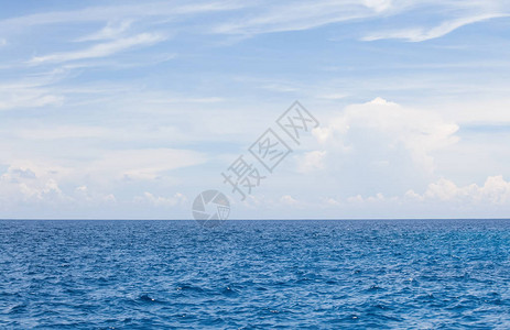 蓝色海水和天空与云彩的自然背景图片