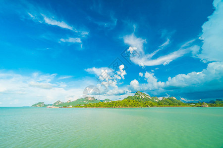 蓝色天空和海的美丽白云或背景海洋图片