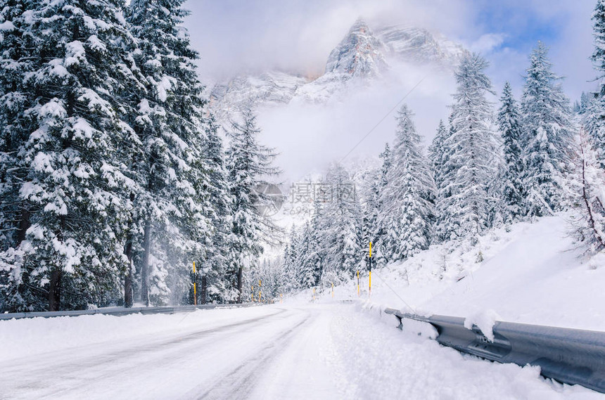 风景秀丽的蜿蜒山路被雪覆盖图片