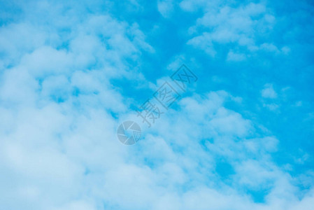 白天美丽的蓝天白云背景图片