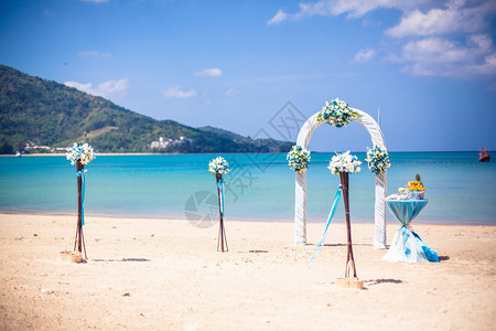 热带天堂海滩洋拱门岸边的婚礼图片