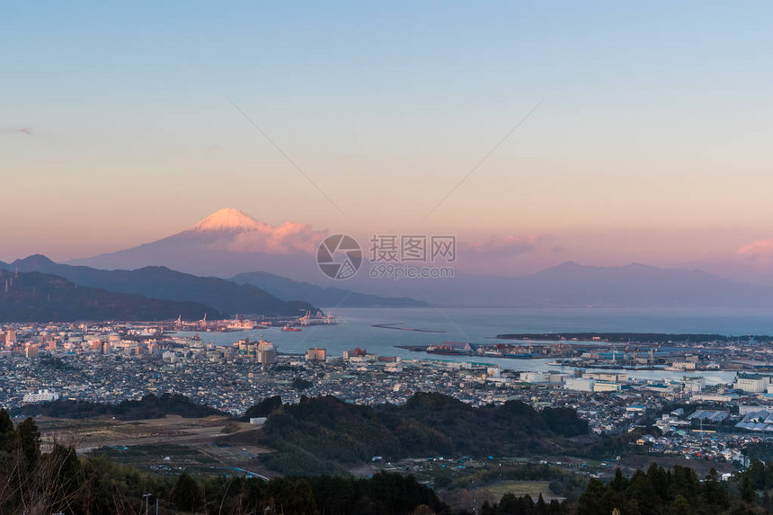 富士山与静冈市和素露加湾一起在日本图片