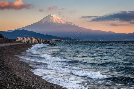 冬天早晨的富士山和海滩图片