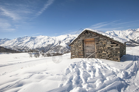 高山坡上被雪覆盖的偏背景图片