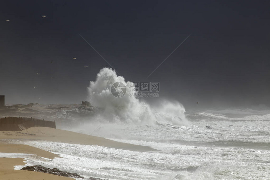 葡萄牙北部海岸在一场暴风雨中图片