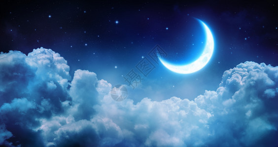 浪漫的月亮在星夜在云彩图片